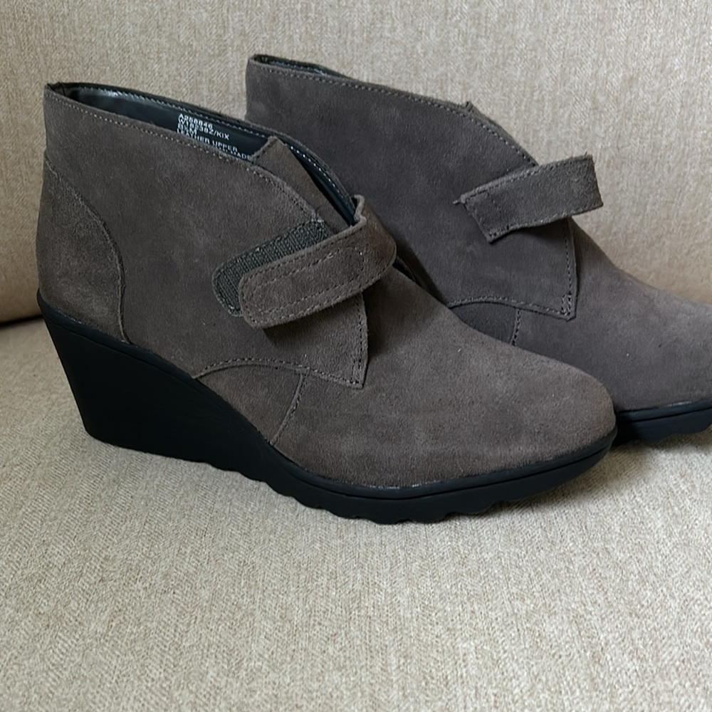 White Mountain ankle boots